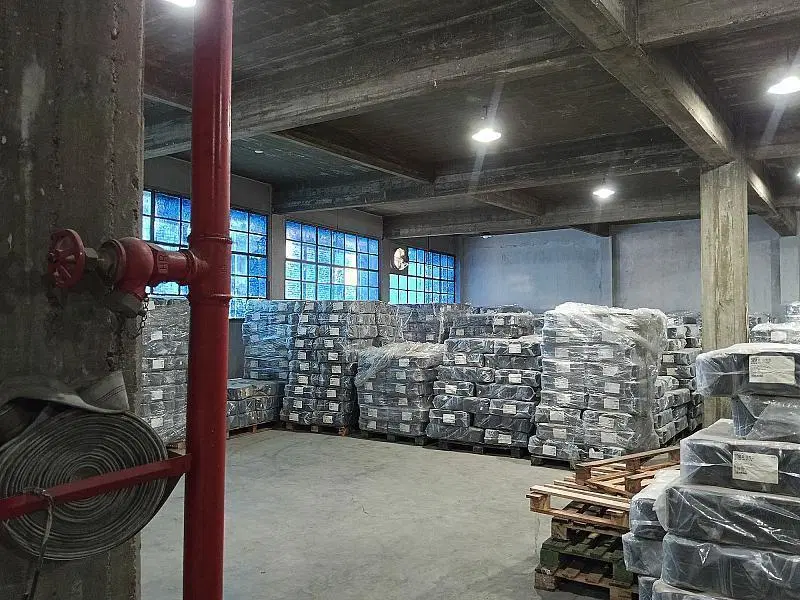 Depósito 2.250 m² Esquina Dos accesos para camiones 3 plantas x 750 m2 Montacargas Textil 2