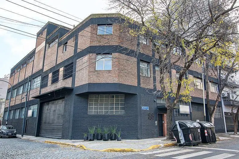 Depósito 2.250 m² Esquina Dos accesos para camiones 3 plantas x 750 m2 Montacargas Textil 3