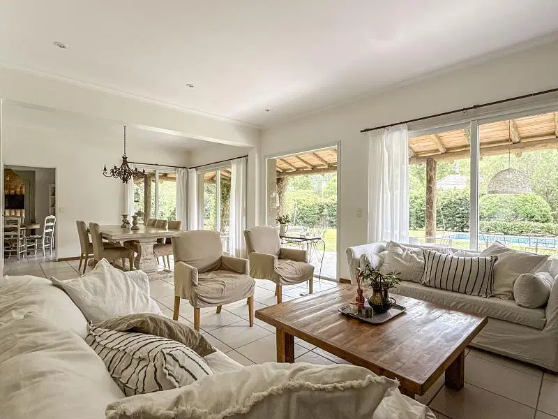 Casa en venta en Ayres de Pilar. 4 Dormitorios. Family. Amplia galería. 1