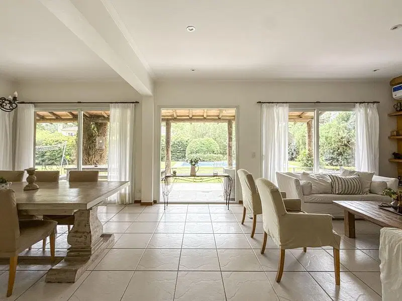 Casa en venta en Ayres de Pilar. 4 Dormitorios. Family. Amplia galería. 4