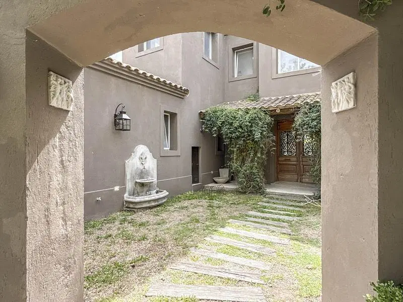 Casa en venta en Ayres de Pilar. 4 Dormitorios. Family. Amplia galería. 2