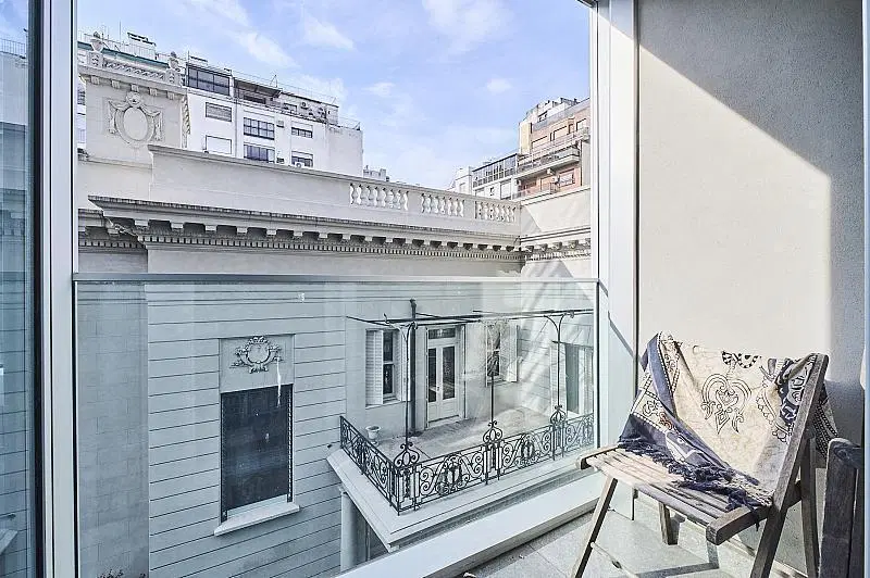 Departamento Monoambiente en esquina al frente Luminoso Impecable balcon en Barrio Norte 4