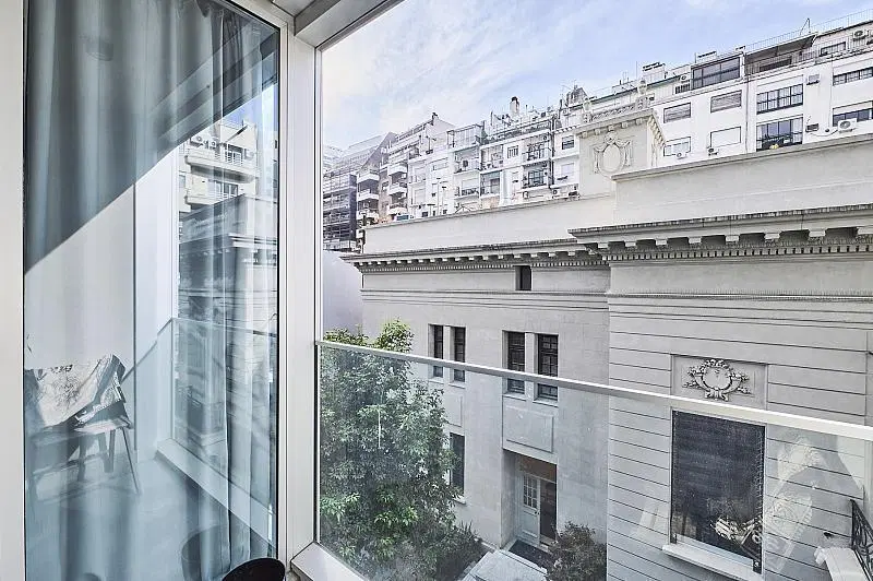 Departamento Monoambiente en esquina al frente Luminoso Impecable balcon en Barrio Norte 3
