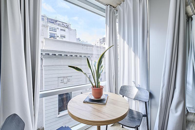 Departamento Monoambiente en esquina al frente Luminoso Impecable balcon en Barrio Norte