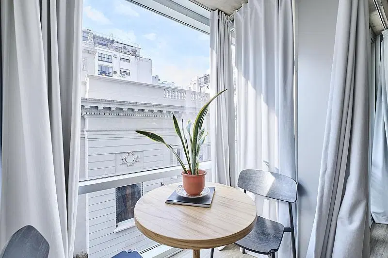 Departamento Monoambiente en esquina al frente Luminoso Impecable balcon en Barrio Norte 5