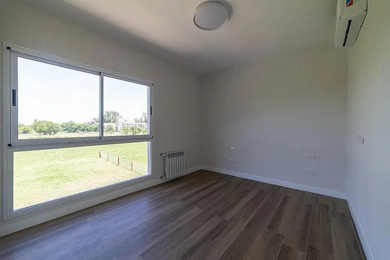 VENTA de casa a estrenar, 5 Ambientes, 220m2 totales sobre lote de 1070m2. 4