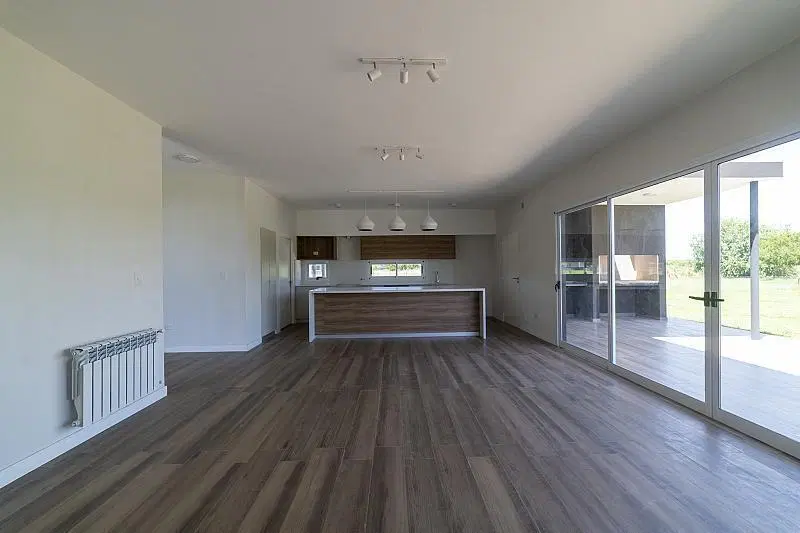 VENTA de casa a estrenar, 5 Ambientes, 220m2 totales sobre lote de 1070m2. 1