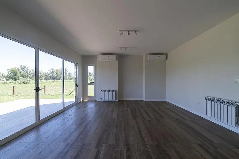 VENTA de casa a estrenar, 5 Ambientes, 220m2 totales sobre lote de 1070m2. 3