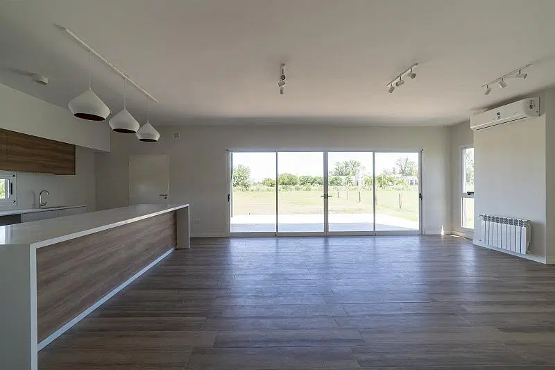 VENTA de casa a estrenar, 5 Ambientes, 220m2 totales sobre lote de 1070m2. 2