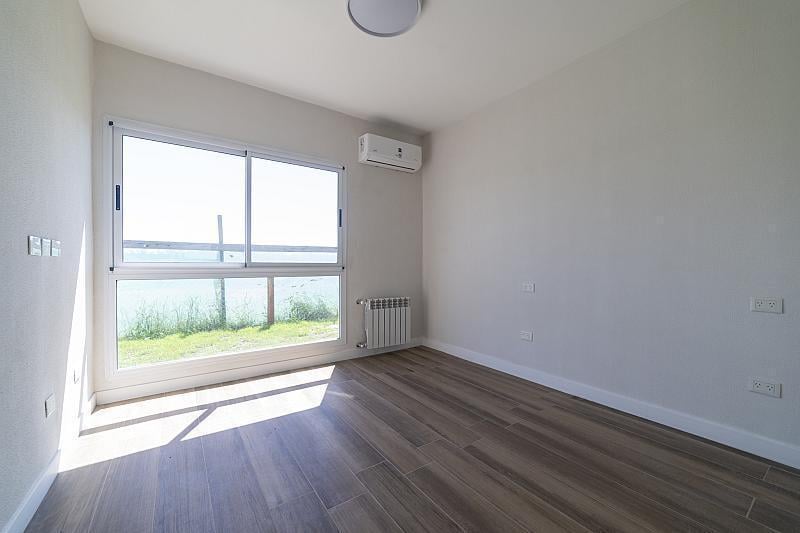 VENTA de casa a estrenar, 5 ambientes, 197m2 totales sobre lote de 694m2.