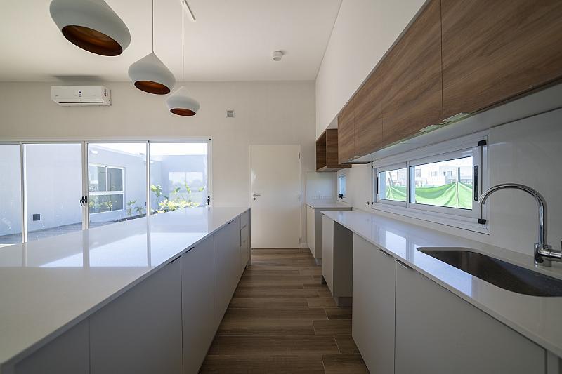 VENTA de casa a estrenar, 5 ambientes, 197m2 totales sobre lote de 694m2.
