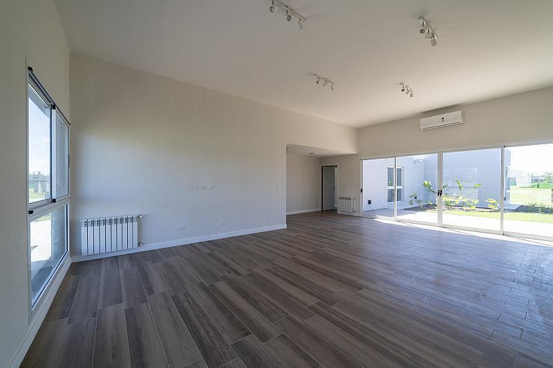 VENTA de casa a estrenar, 5 ambientes, 197m2 totales sobre lote de 694m2.