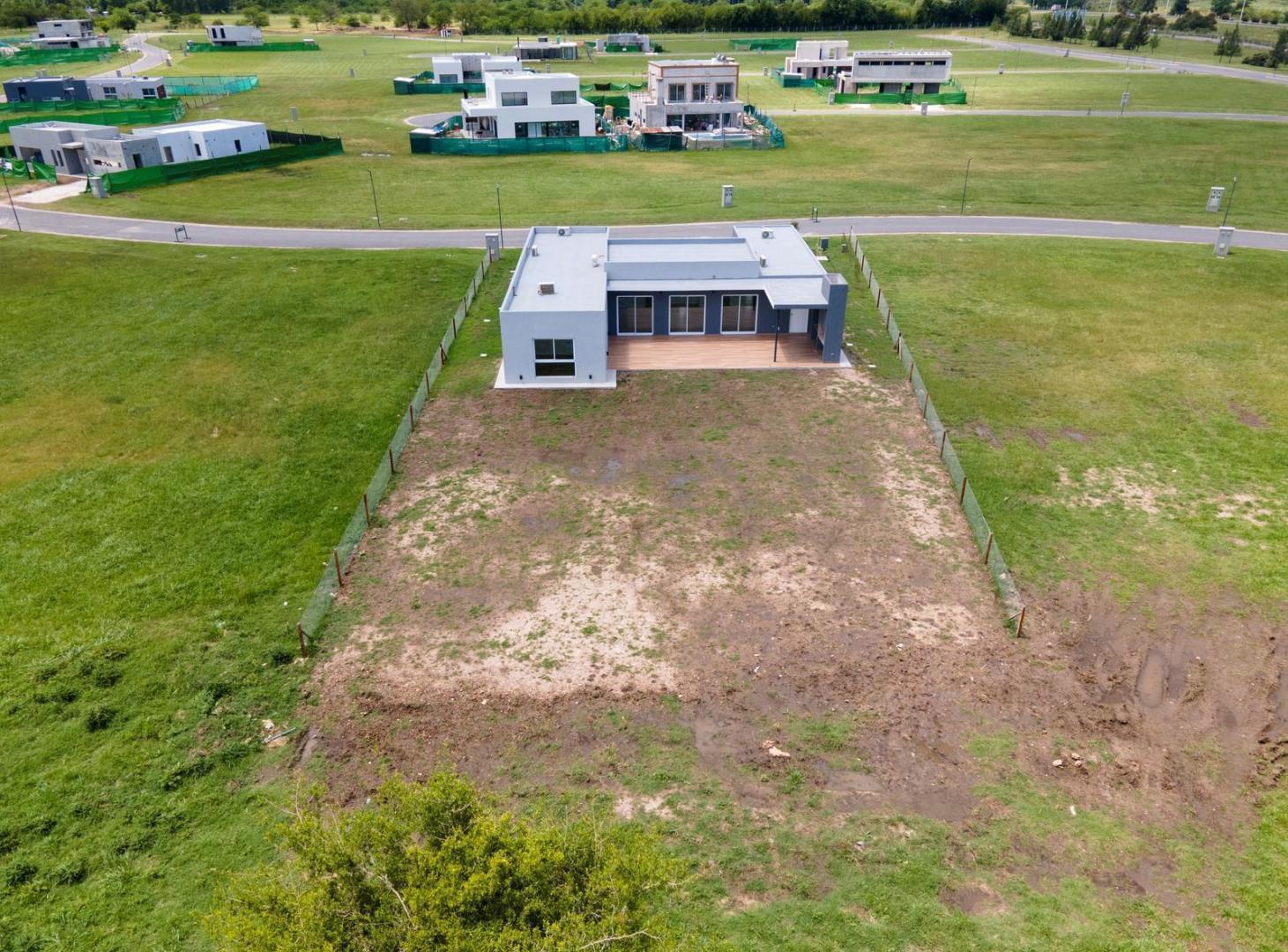 VENTA de casa a estrenar, 5 ambientes, 197m2 totales sobre lote de 694m2.