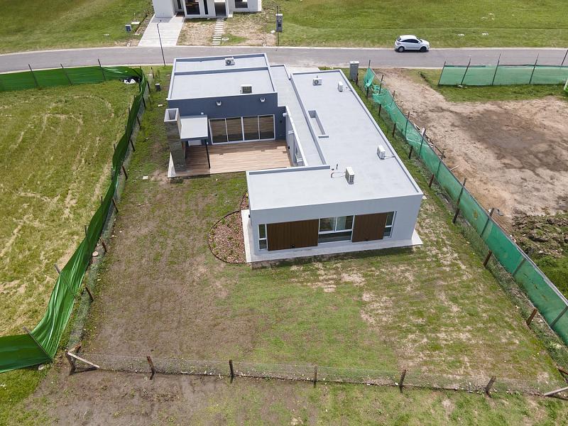 VENTA de casa a estrenar, 5 ambientes, 197m2 totales sobre lote de 694m2.