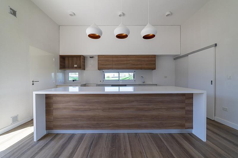 VENTA de casa a estrenar, 5 ambientes, 197m2 totales sobre lote de 694m2.