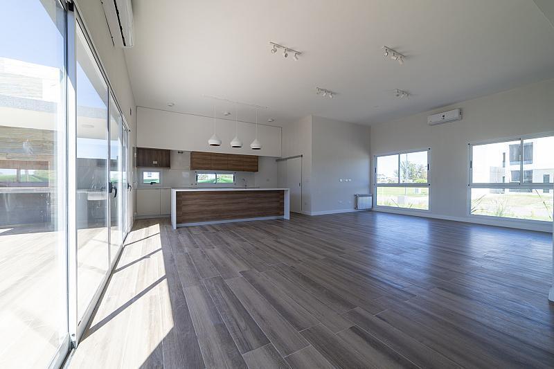 VENTA de casa a estrenar, 5 ambientes, 197m2 totales sobre lote de 694m2.