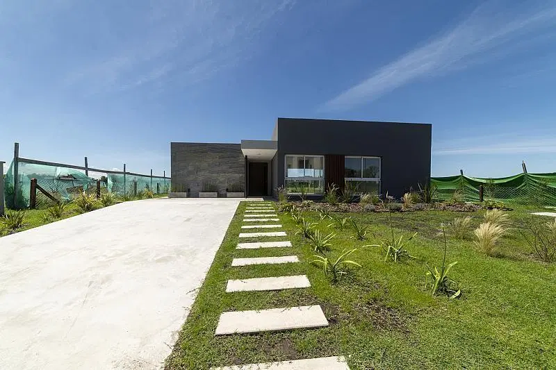 VENTA de casa a estrenar, 5 ambientes, 197m2 totales sobre lote de 694m2. 5