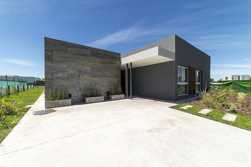 VENTA de casa a estrenar, 5 ambientes, 197m2 totales sobre lote de 694m2.