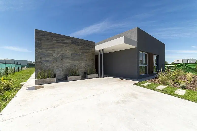 VENTA de casa a estrenar, 5 ambientes, 197m2 totales sobre lote de 694m2. 3