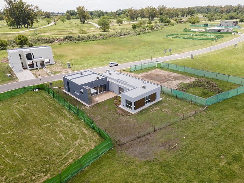 VENTA de casa a estrenar, 5 ambientes, 197m2 totales sobre lote de 694m2.