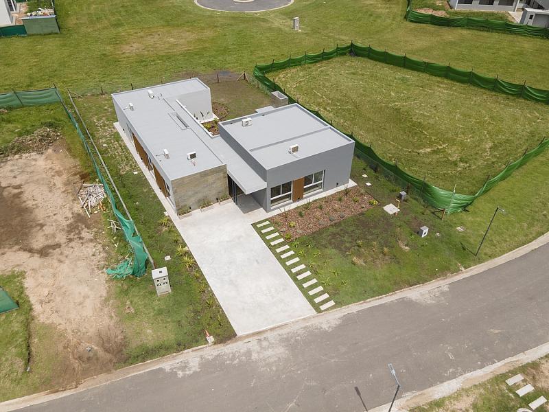 VENTA de casa a estrenar, 5 ambientes, 197m2 totales sobre lote de 694m2.