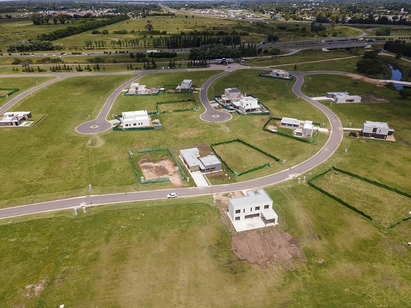 VENTA de casa a estrenar, 5 ambientes, 197m2 totales sobre lote de 694m2.