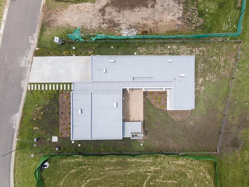 VENTA de casa a estrenar, 5 ambientes, 197m2 totales sobre lote de 694m2.