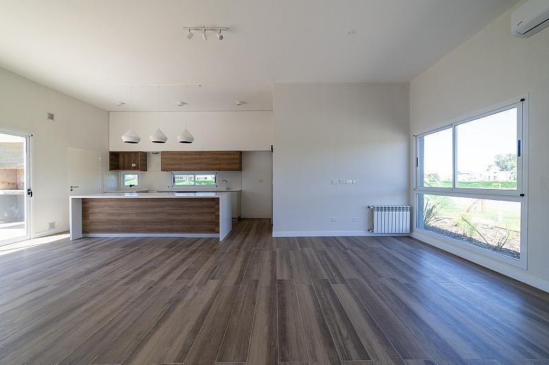VENTA de casa a estrenar, 5 ambientes, 197m2 totales sobre lote de 694m2.