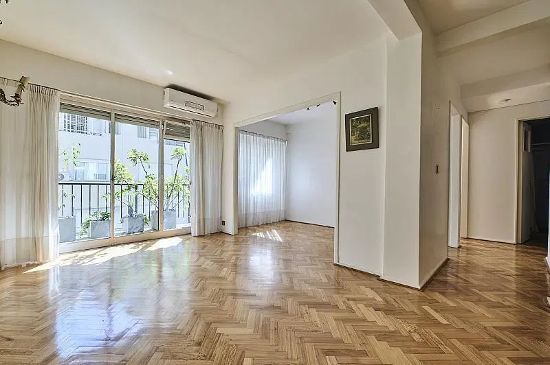 3 ambientes con dependencias. 2 baños completos. Luminoso. Recoleta 3