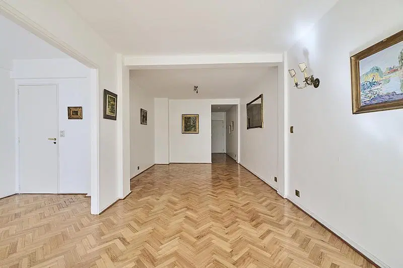3 ambientes con dependencias. 2 baños completos. Luminoso. Recoleta 5