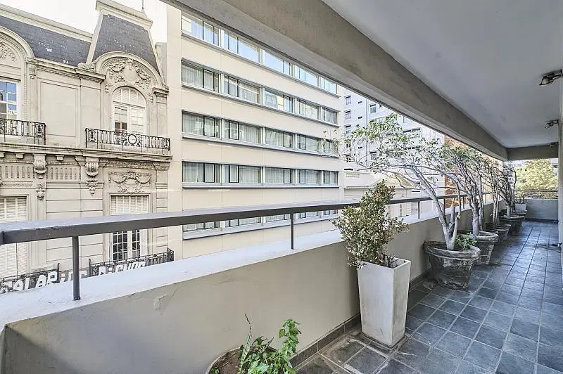 Departamento 4 ambientes Luminoso Balcon perimetral Cocheras Dependencias en torre en Recoleta 4