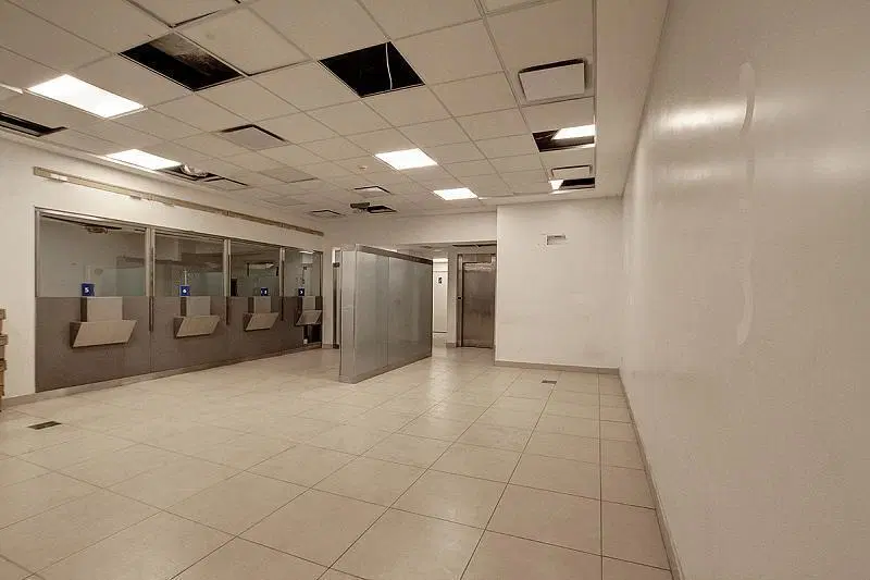Estratégico edificio en block de locales y oficinas en Microcentro 3