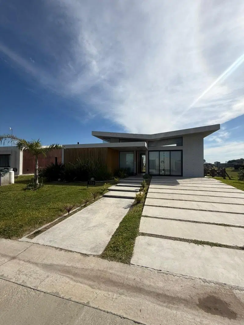 Casa de 3 ambientes, moderna, con hormigón a la vista. Lares de Canning, Ruta 52, Ezeiza. 2