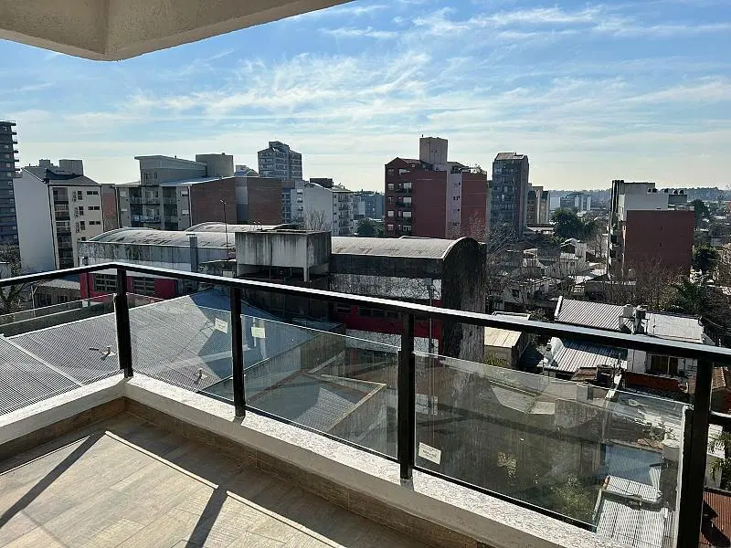 AMPLIO DUPLEX DE TRES DORMITORIOS 1