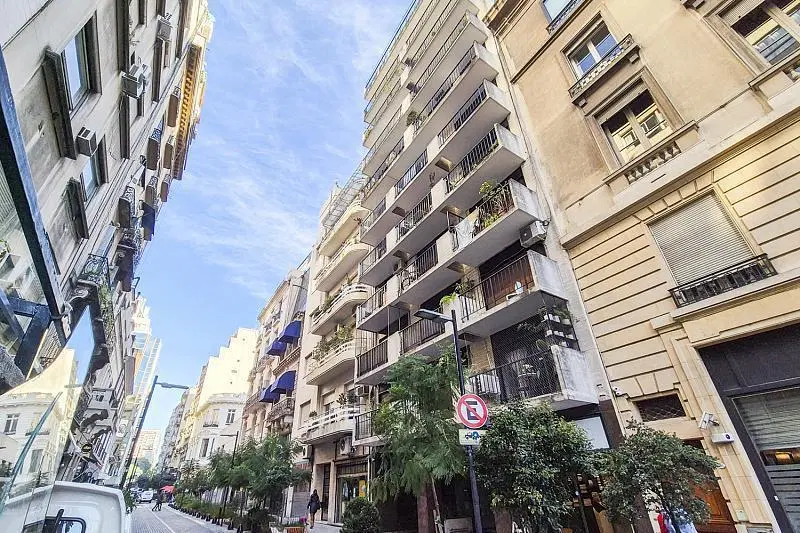 Monoambiente amplio con balcón al frente. Retiro 5