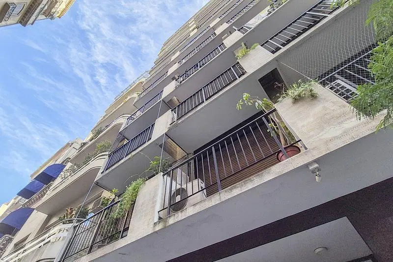 Monoambiente amplio con balcón al frente. Retiro 8