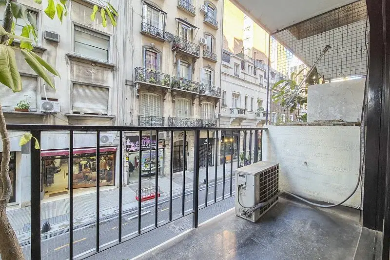 Monoambiente amplio con balcón al frente. Retiro 4