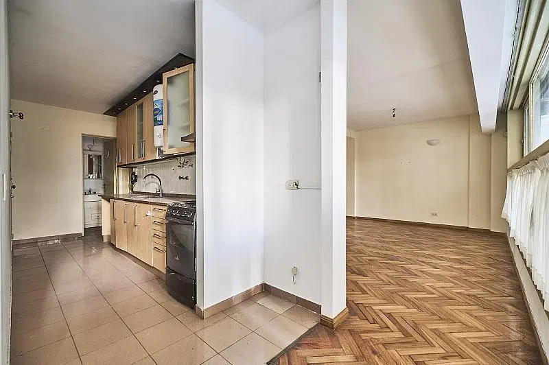 Departamento 3 ambientes Piso al frente sobre Avenida con balcon cubierto en Las Cañitas 5