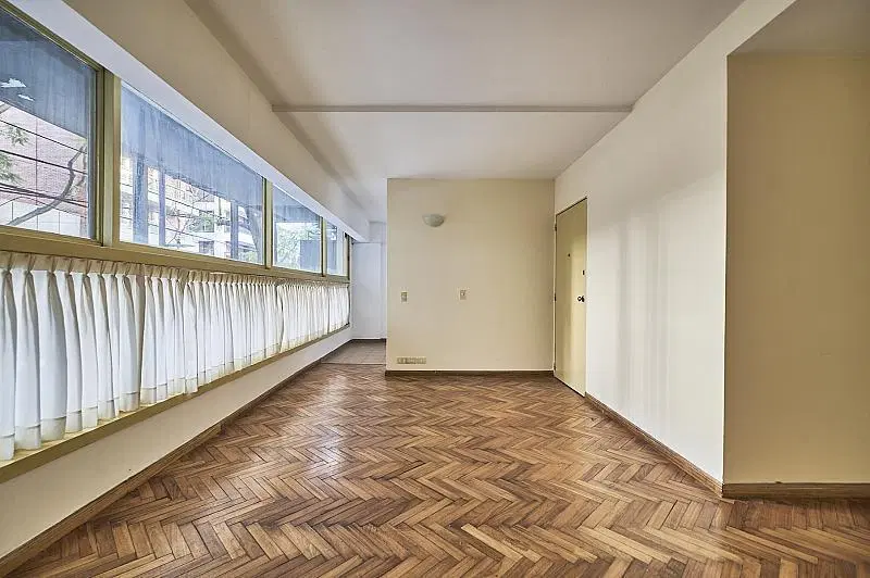 Departamento 3 ambientes Piso al frente sobre Avenida con balcon cubierto en Las Cañitas 2
