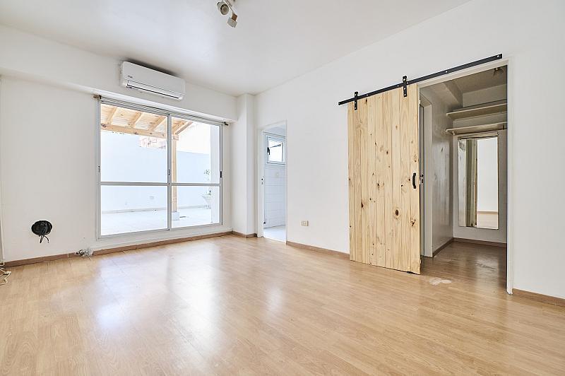 Foto de Monoambiente con amplio patio con ducha. Galería techada. Vestidor, imagen 3