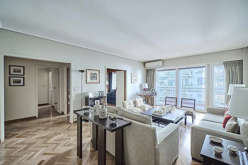 Excelente semipiso del Arq. Guillermo Peña, al frente, muy luminoso, con dos cocheras. 4