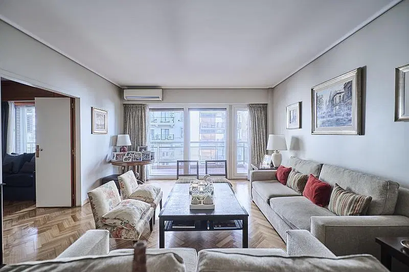 Excelente semipiso del Arq. Guillermo Peña, al frente, muy luminoso, con dos cocheras. 1