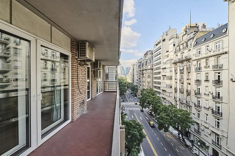 Excelente semipiso del Arq. Guillermo Peña, al frente, muy luminoso, con dos cocheras. 5