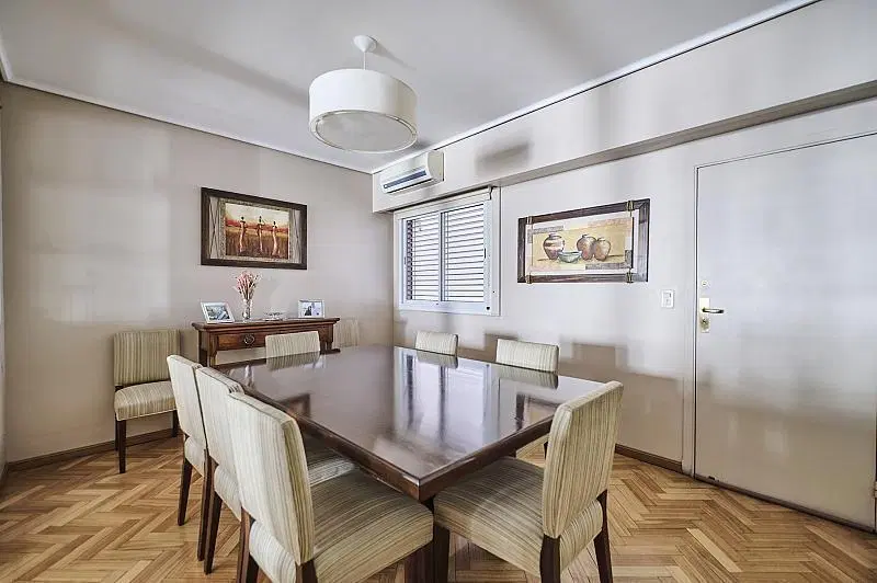Excelente semipiso del Arq. Guillermo Peña, al frente, muy luminoso, con dos cocheras. 3