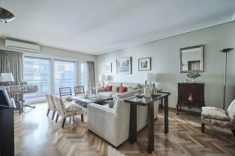 Excelente semipiso del Arq. Guillermo Peña, al frente, muy luminoso, con dos cocheras. 8