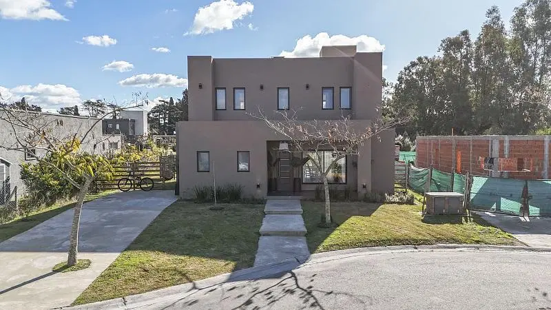 CASA CON PILETA EN BARRIO SANTA EMILIA - PILAR DEL ESTE - IMPECABLE 1