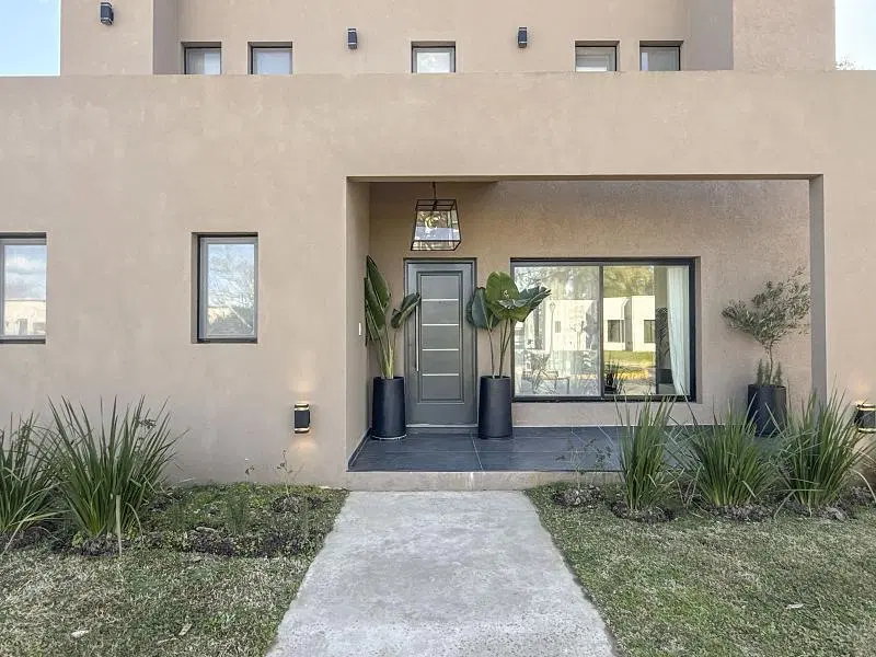 CASA CON PILETA EN BARRIO SANTA EMILIA - PILAR DEL ESTE - IMPECABLE 5