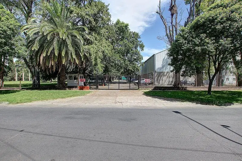 Terreno ideal para emprendimiento dada su superficie y salida a 4 calles 4