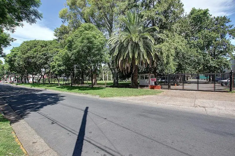 Terreno ideal para emprendimiento dada su superficie y salida a 4 calles 8