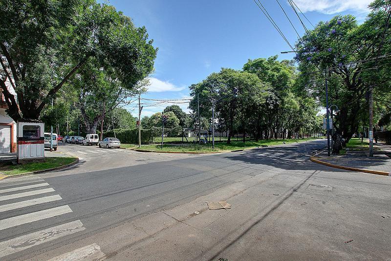 Foto de Terreno ideal para emprendimiento dada su superficie y salida a 4 calles, imagen 2